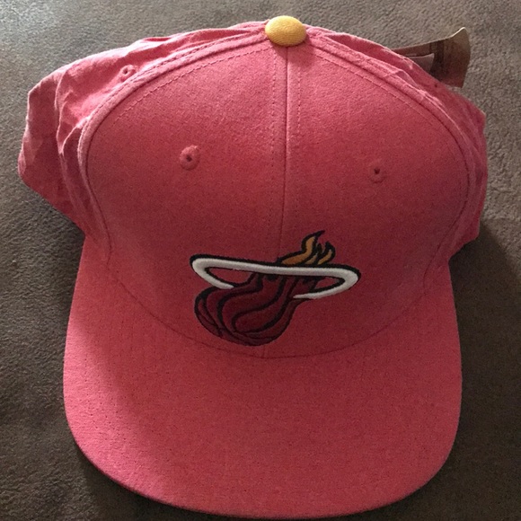 Mitchell & Ness Miami Heat Snapback Hat - Picture 2 of 6